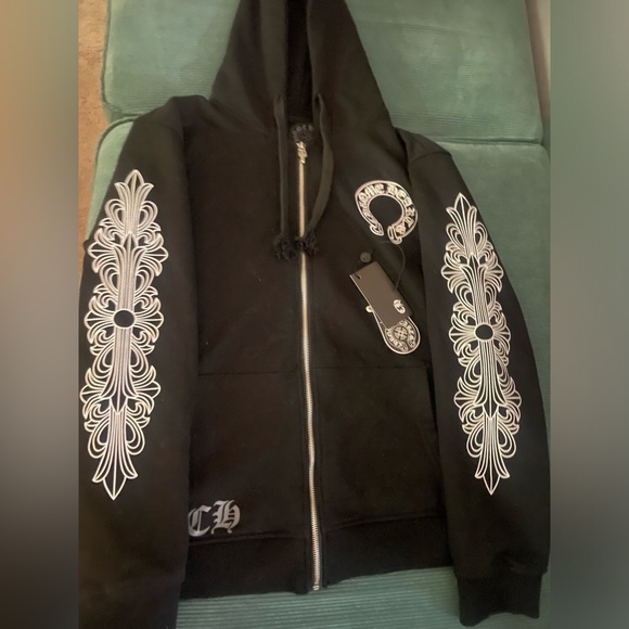 Still has everything in great condition just the tags are off the zip up hoodie - Picture 5 of 5